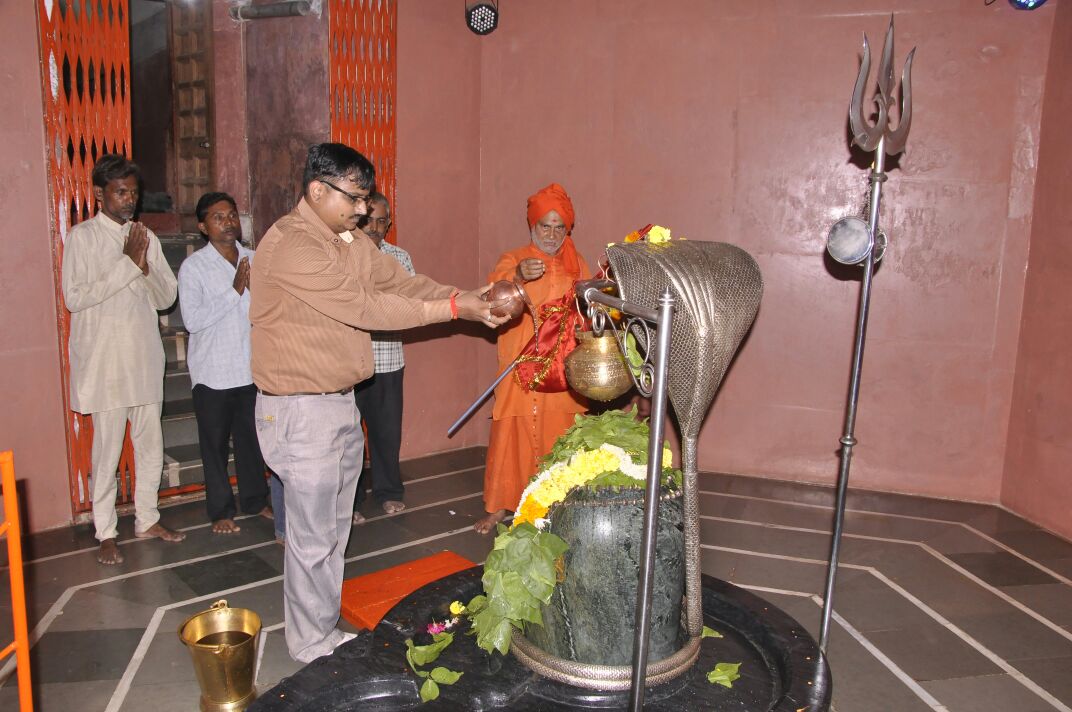 Pvagadh parikrama giving speech by dr parag pandya founder of pavagadh parikrama samiti.